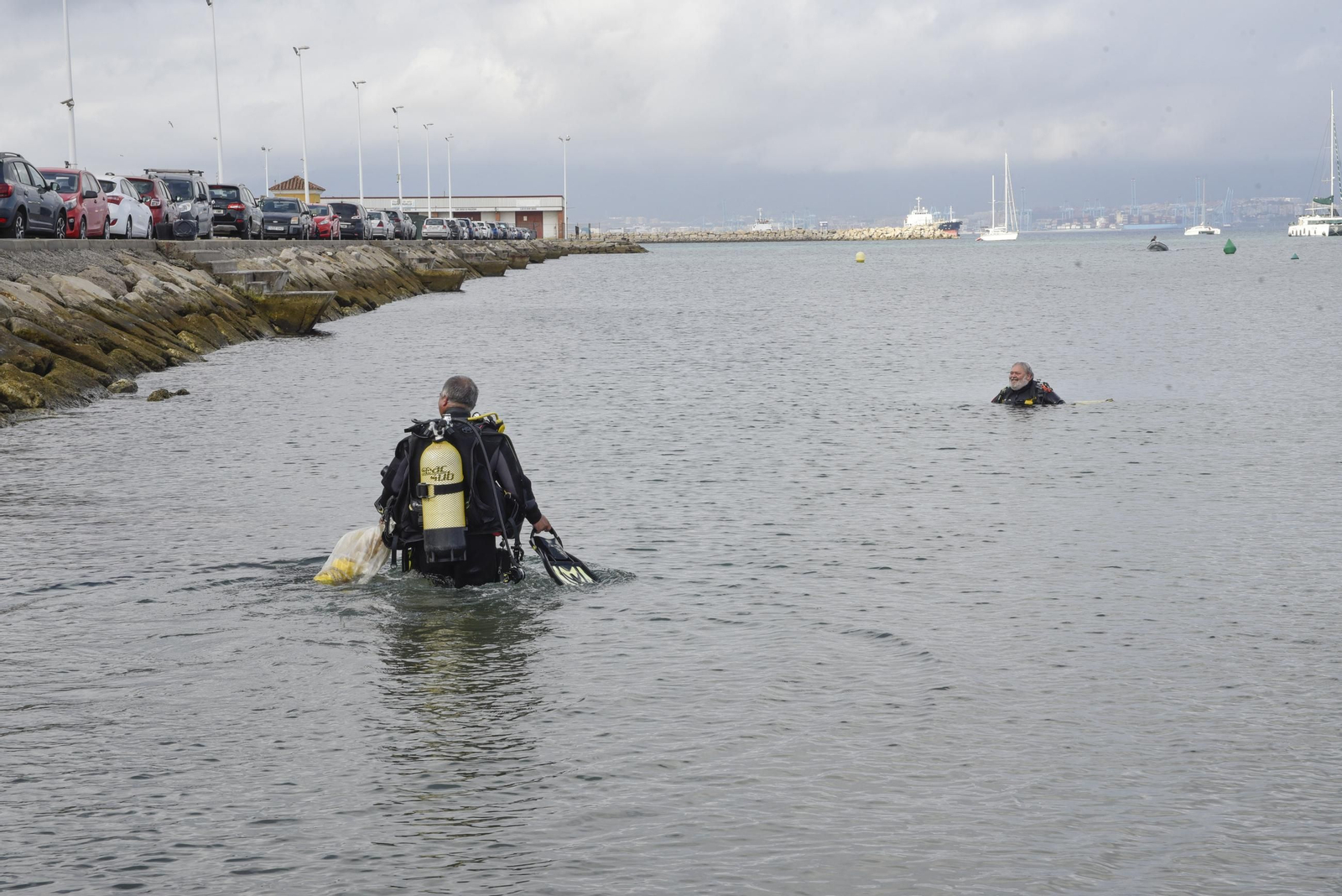 Las fotos de la jornada de limpieza de la playa de Poniente de La Línea organizada por Gran Sur
