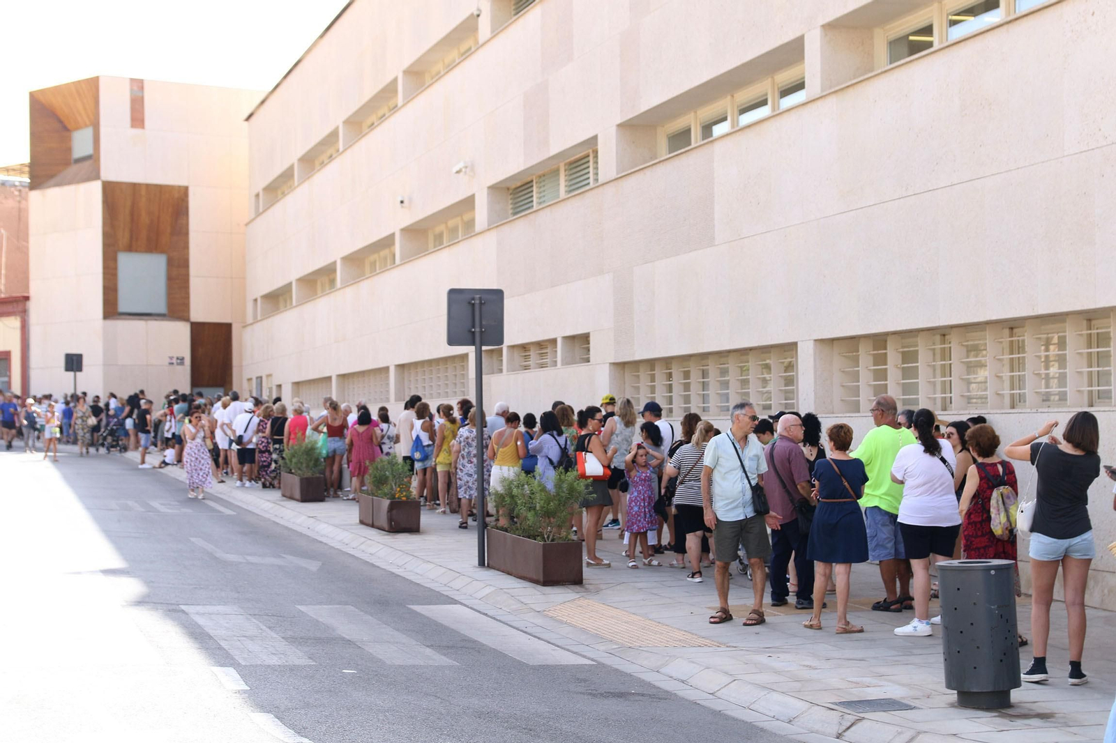 El reparto de abanicos de la Feria de Almería