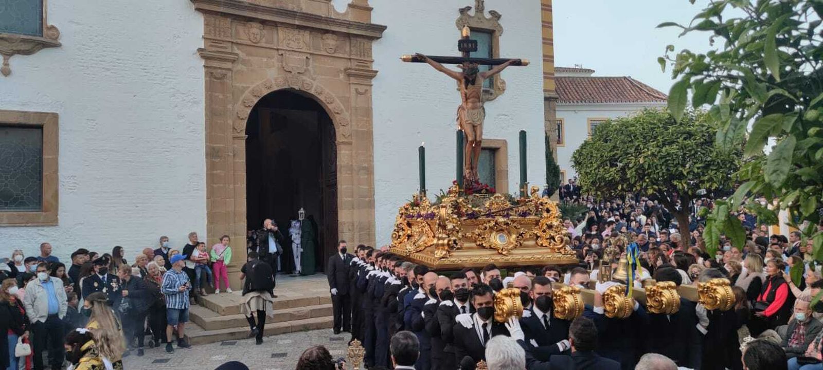 La salida del Cristo de la Veracruz, en Estepona.