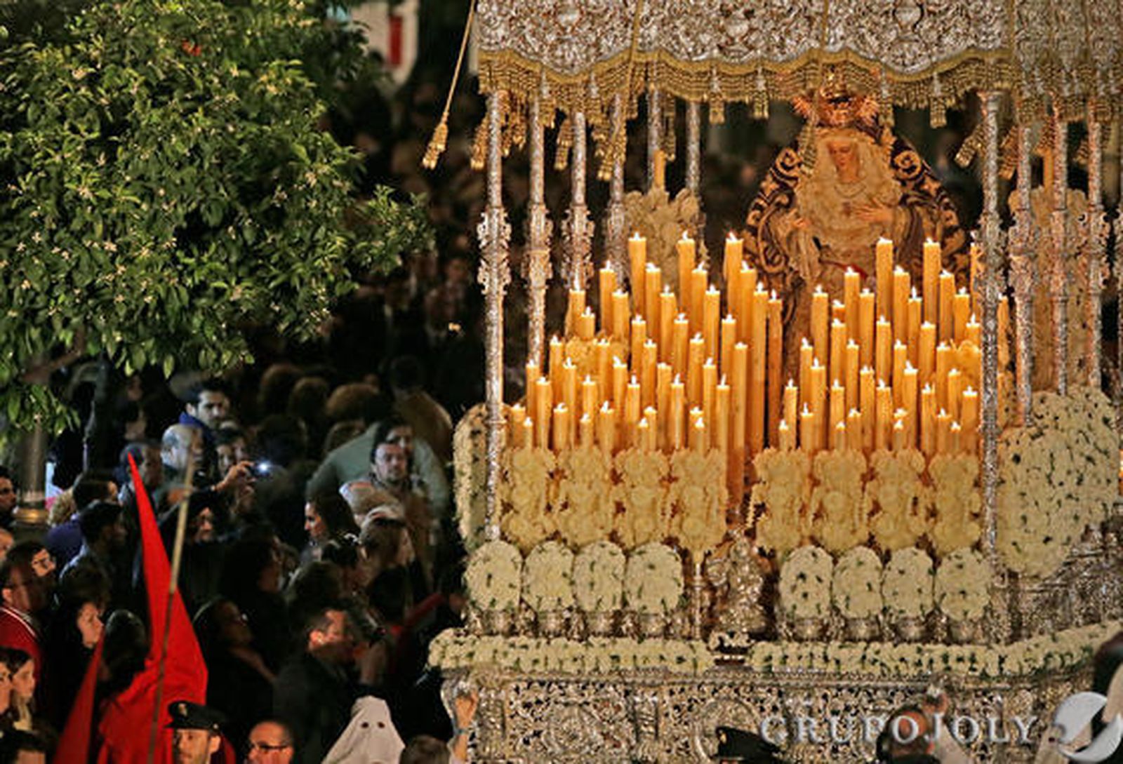 Los brillos del palio de la Virgen de la Paz son una de sus señas de identidad.

Foto: Miguel Angel Gonzalez