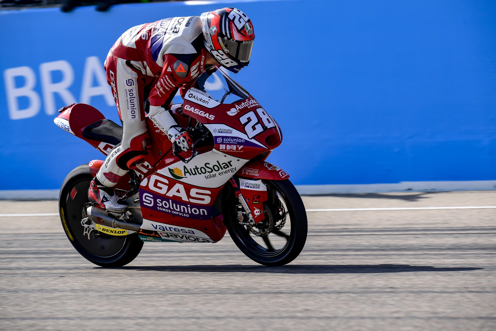 Izan Guevara celebra su triunfo en Motorland Aragón de este domingo.