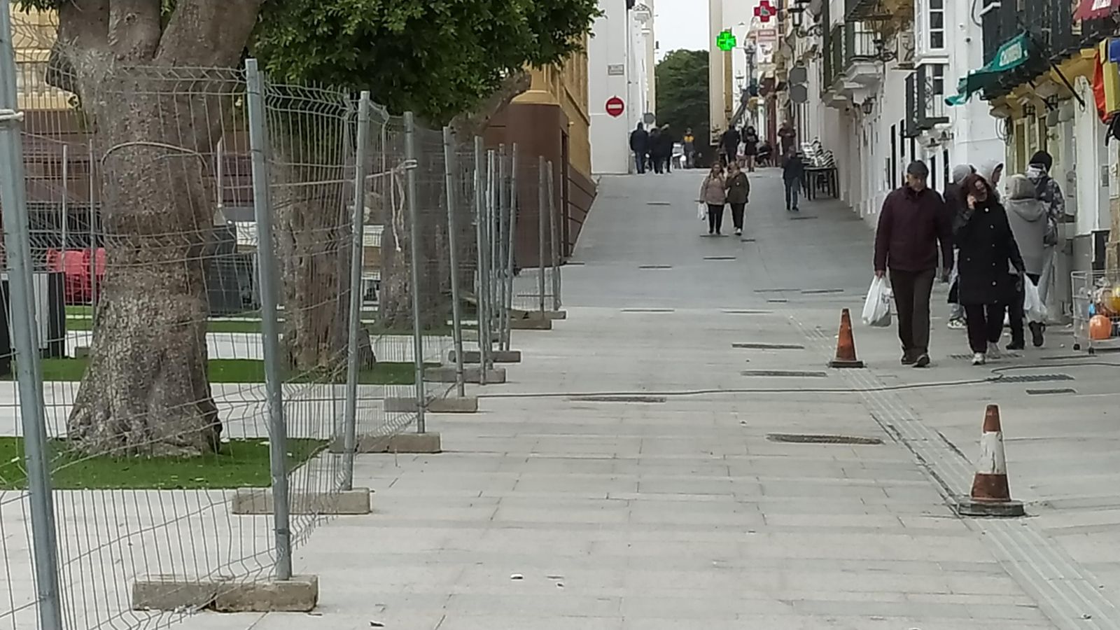 Las vallas de obra que se mantendrán en la plaza del Rey durante los Carnavales.