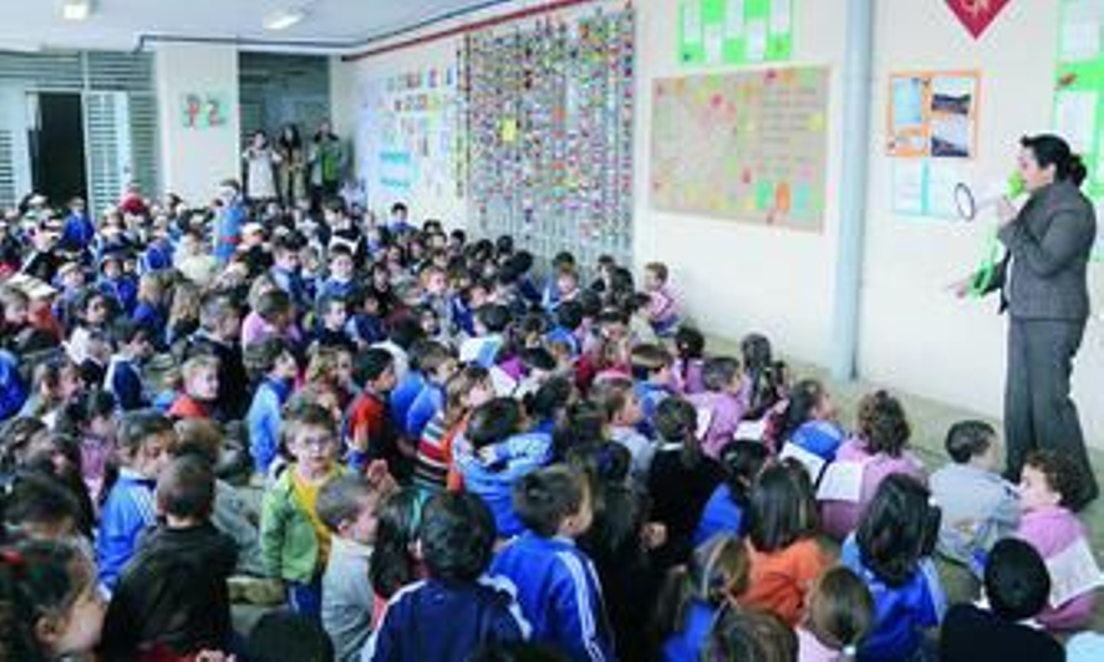 Azucena Sanz, directora del colegio, explica a los pequeños el significado de las grullas en la celebración del Día Mundial de la Paz.