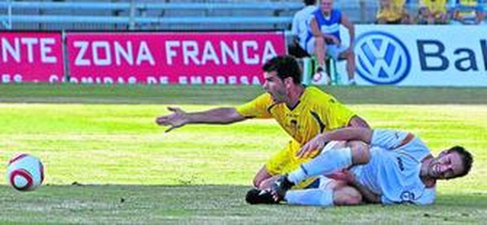 El defensa cadista Diego Reyes señala el balón mientras a su lado aparece un jugador del Jaén que se queja de haber recibido un golpe.