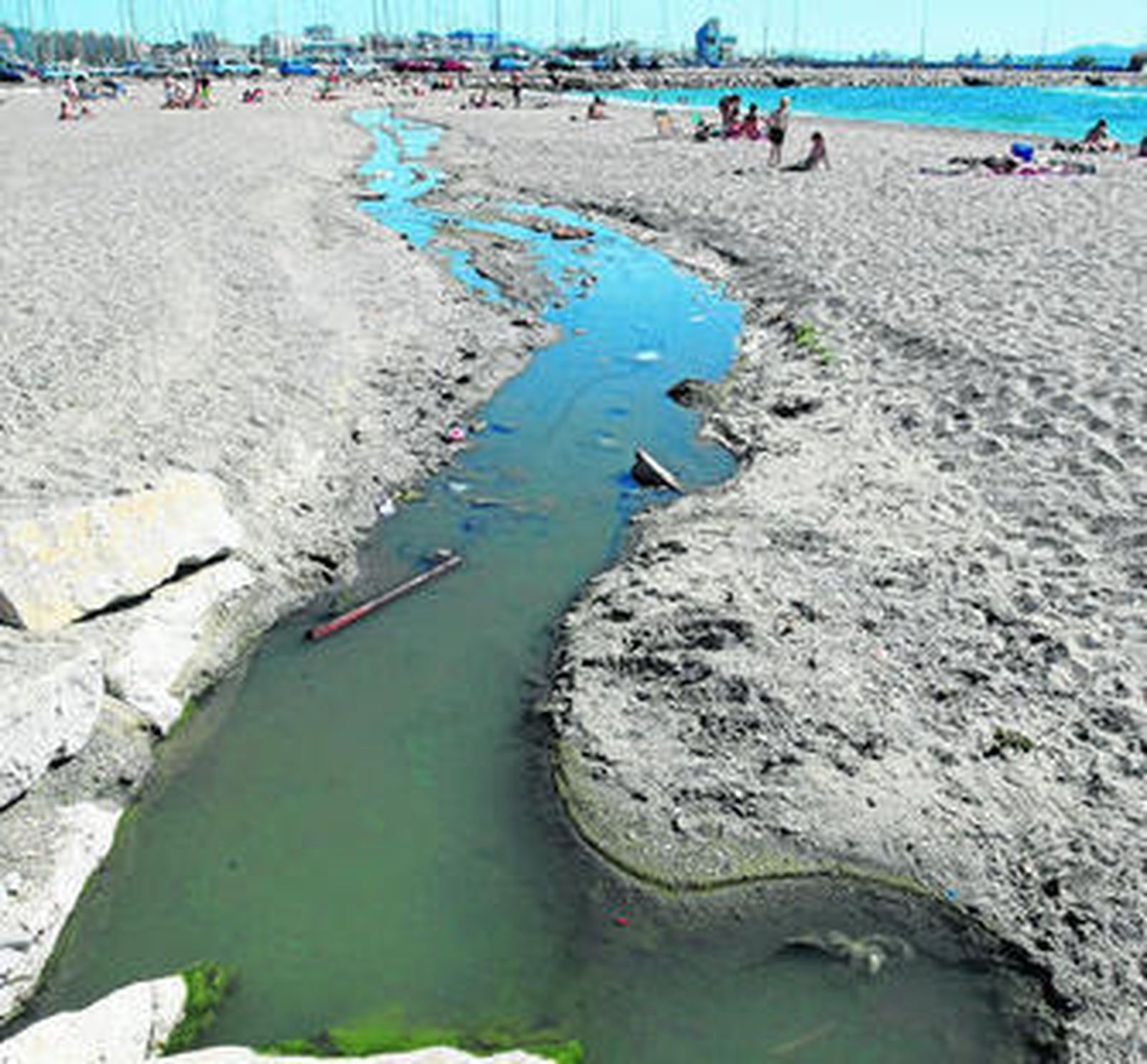 Los primeros bañistas sufren la salida de aguas negras en Poniente