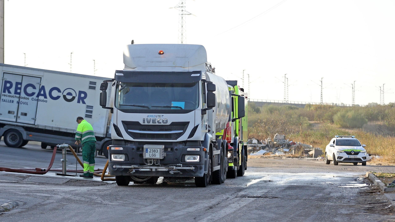 Espectacular incendio en una chatarrería de Jerez