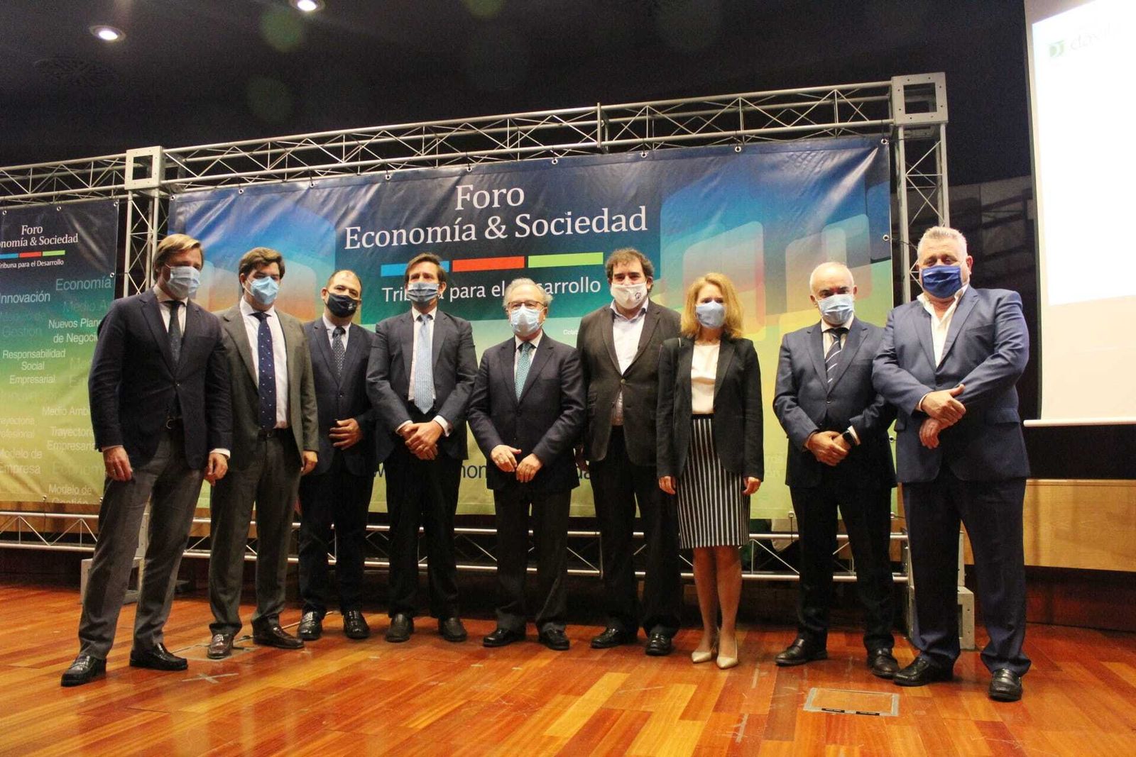 Asistentes al Foro Economía y Sociedad celebrado en el Rectorado.