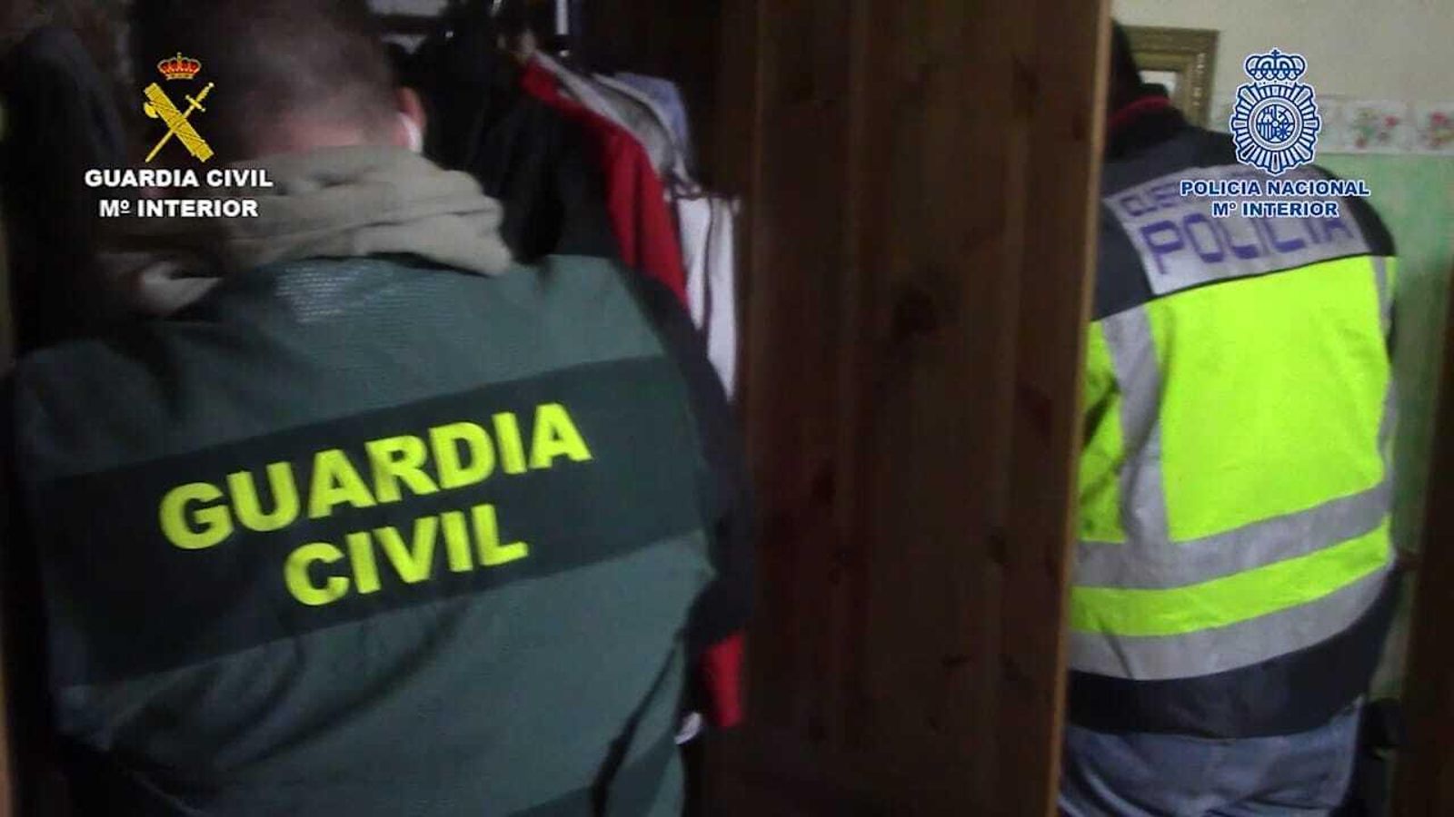 Un agente de la Guardia Civil y un Policía Nacional, en uno de los registros.