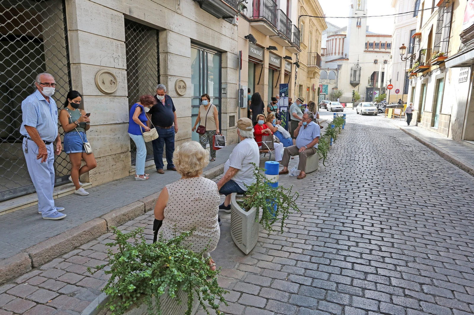 Usuarios esperando a los autobuses, cada uno a su manera.
