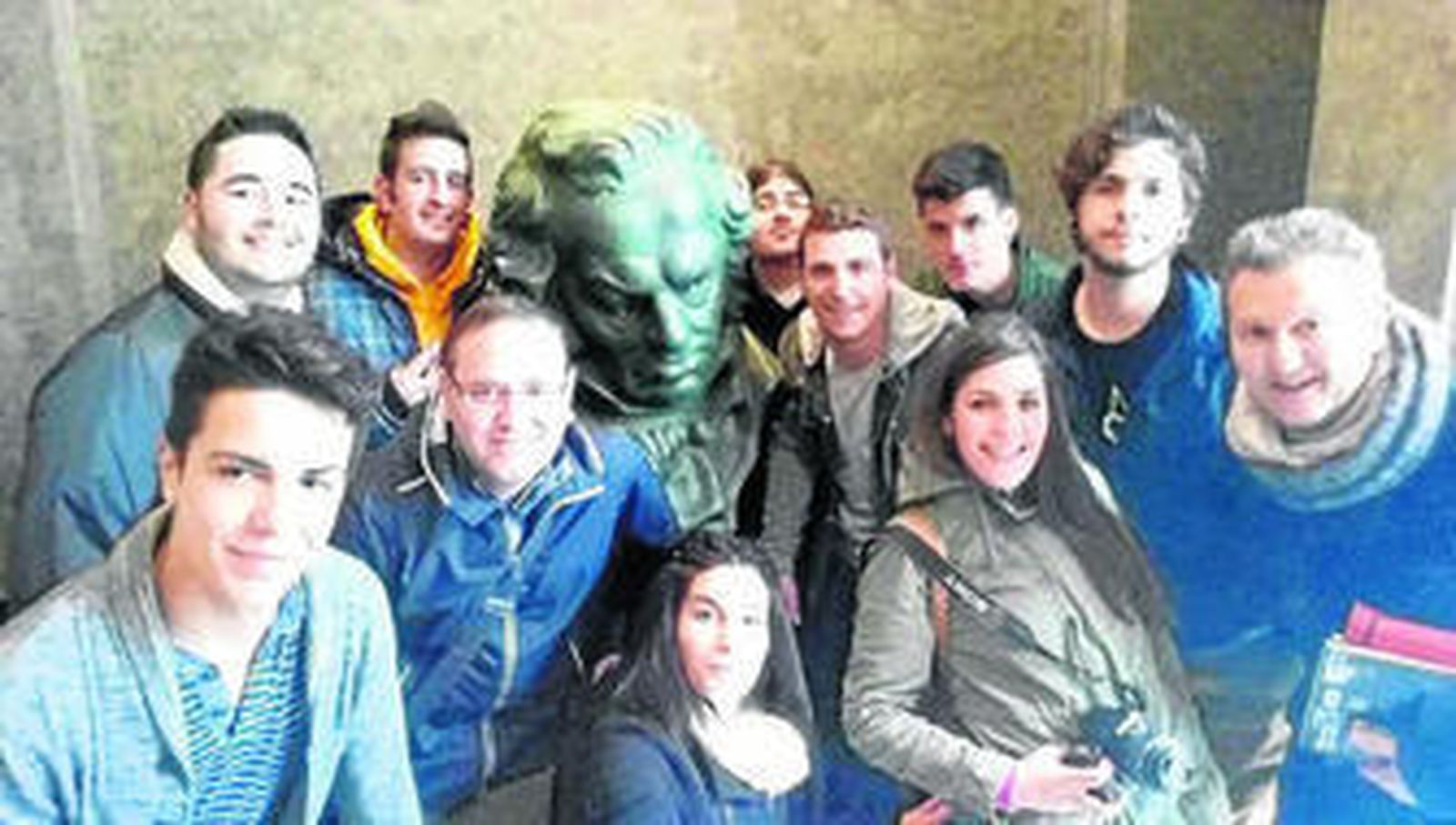 Luis Serrano y los alumnos con el Goya en la Academia de Cine.