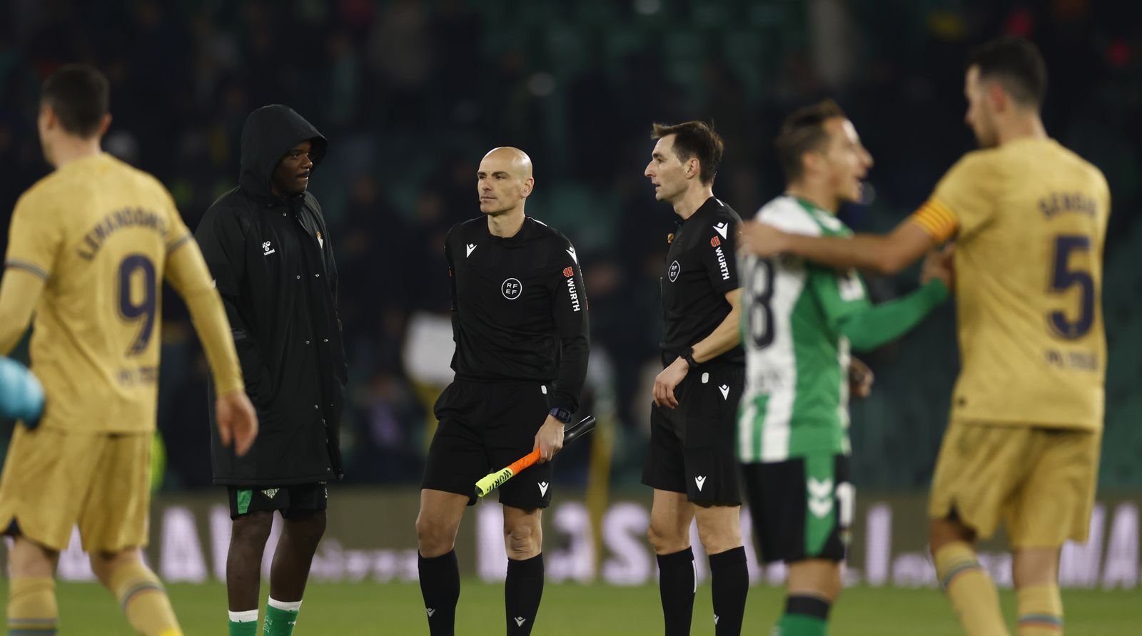 William Carvalho se dirige al colegiado del partido.