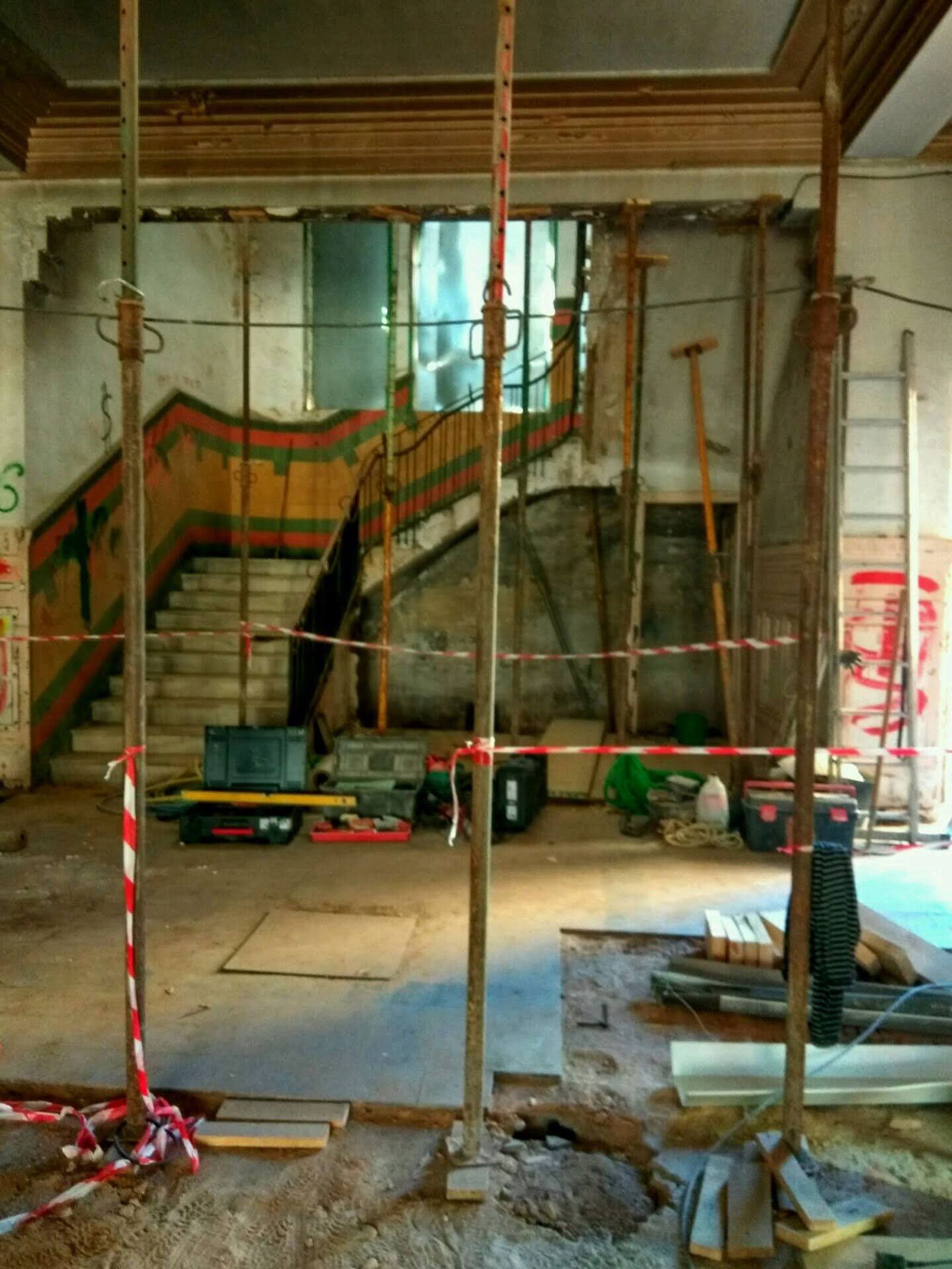 Vestíbulo del edificio con los puntales dispuestos para evitar el hundimiento de la parte superior.