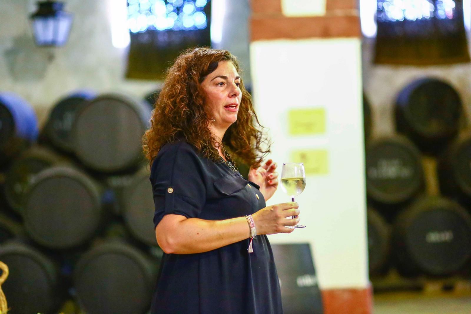 La sumiller Ana Martínez de la Fuente, con un vermut blanco, durante la cata.