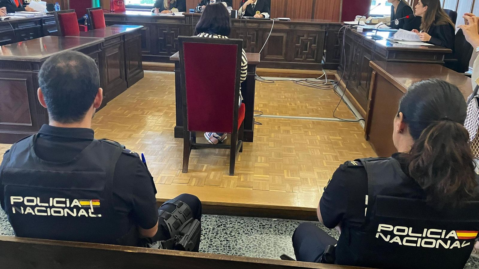 María de los Ángeles V.V., de espaldas en el centro de la sala, el día del juicio.