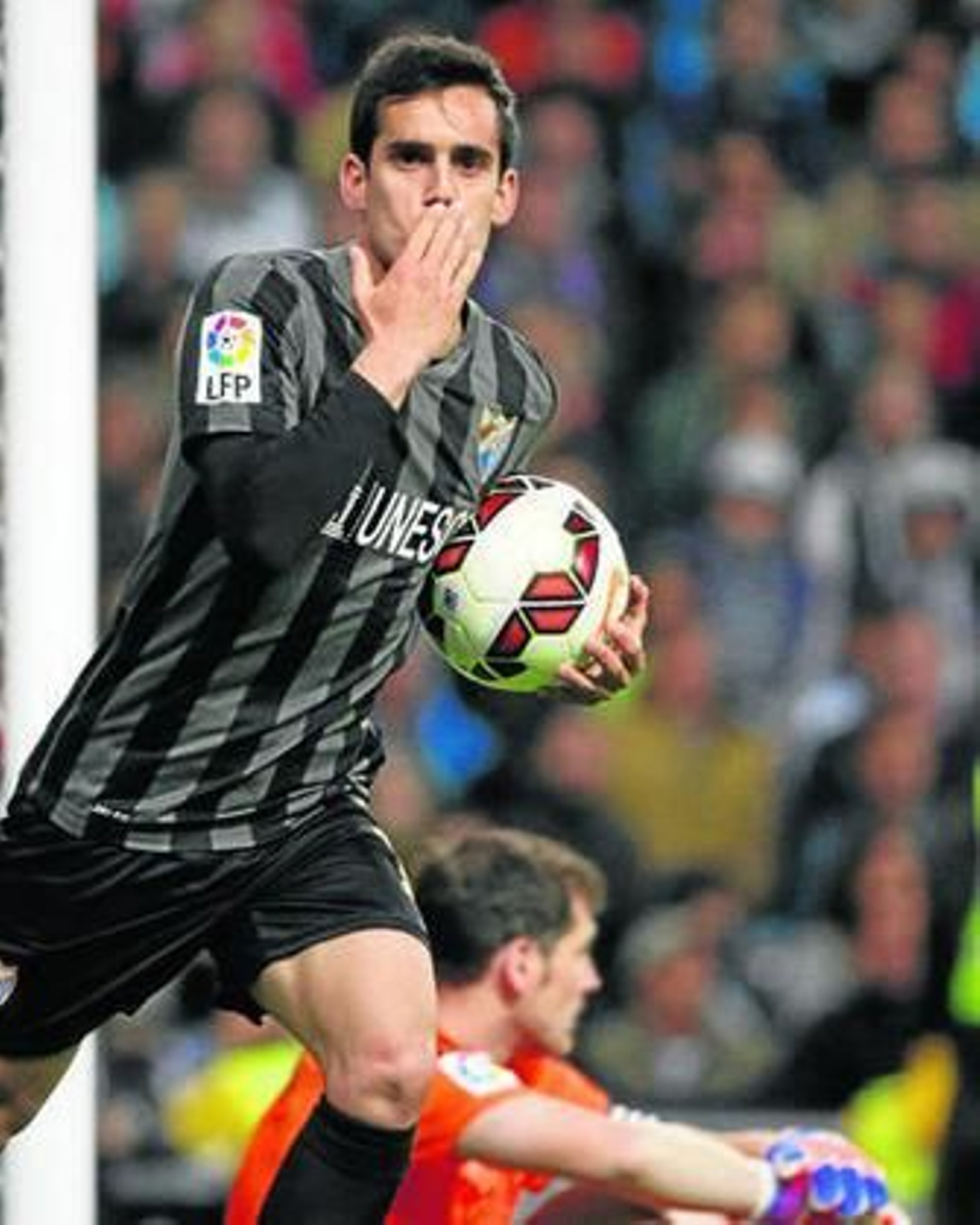 Juanmi manda un beso a la grada para festejar su tanto en el Bernabéu.