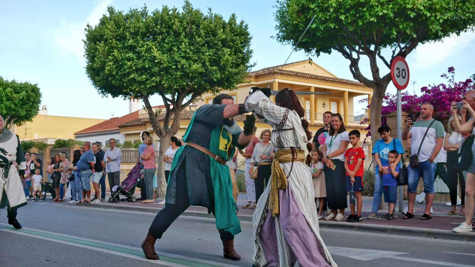 Los bandos moro y cristiano recrearon la lucha por mantener la ciudad.