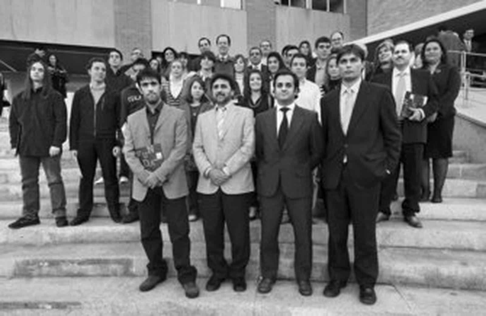 Premiados, alcaldes y autoridades políticas y universitarias, en la 'foto de familia' celebrada tras el acto de entrega de premios.