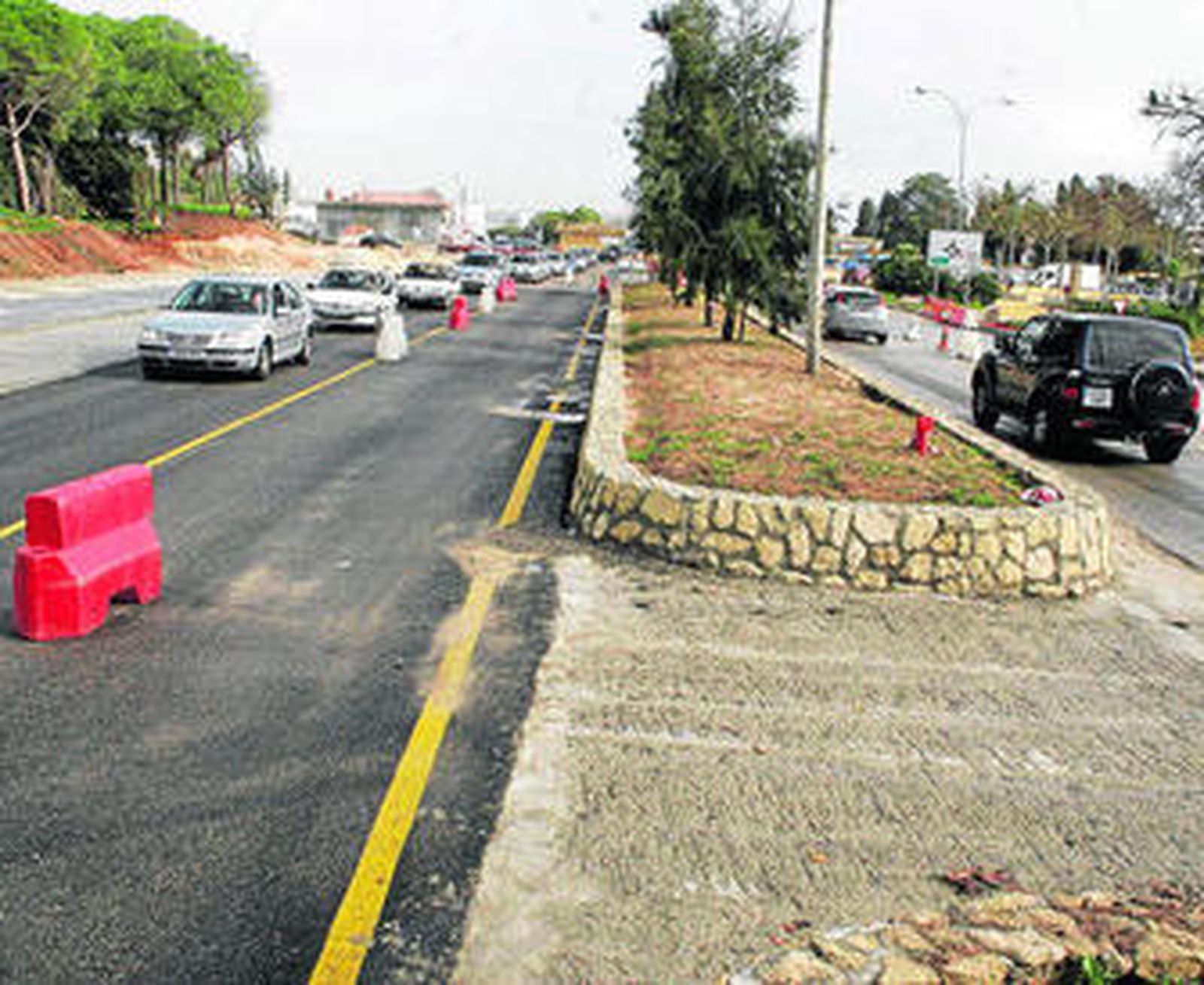 Aspecto que presentaba en la jornada de ayer la avenida de Sanlúcar.