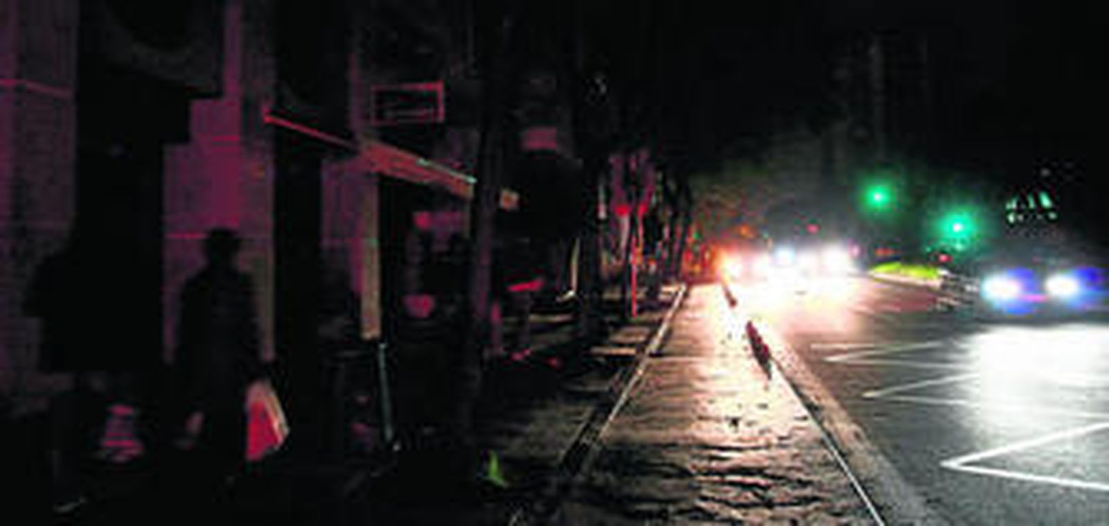 Sólo los vehículos iluminaban anoche la calle San Sebastián, afectada por las dos averías en el suministro.