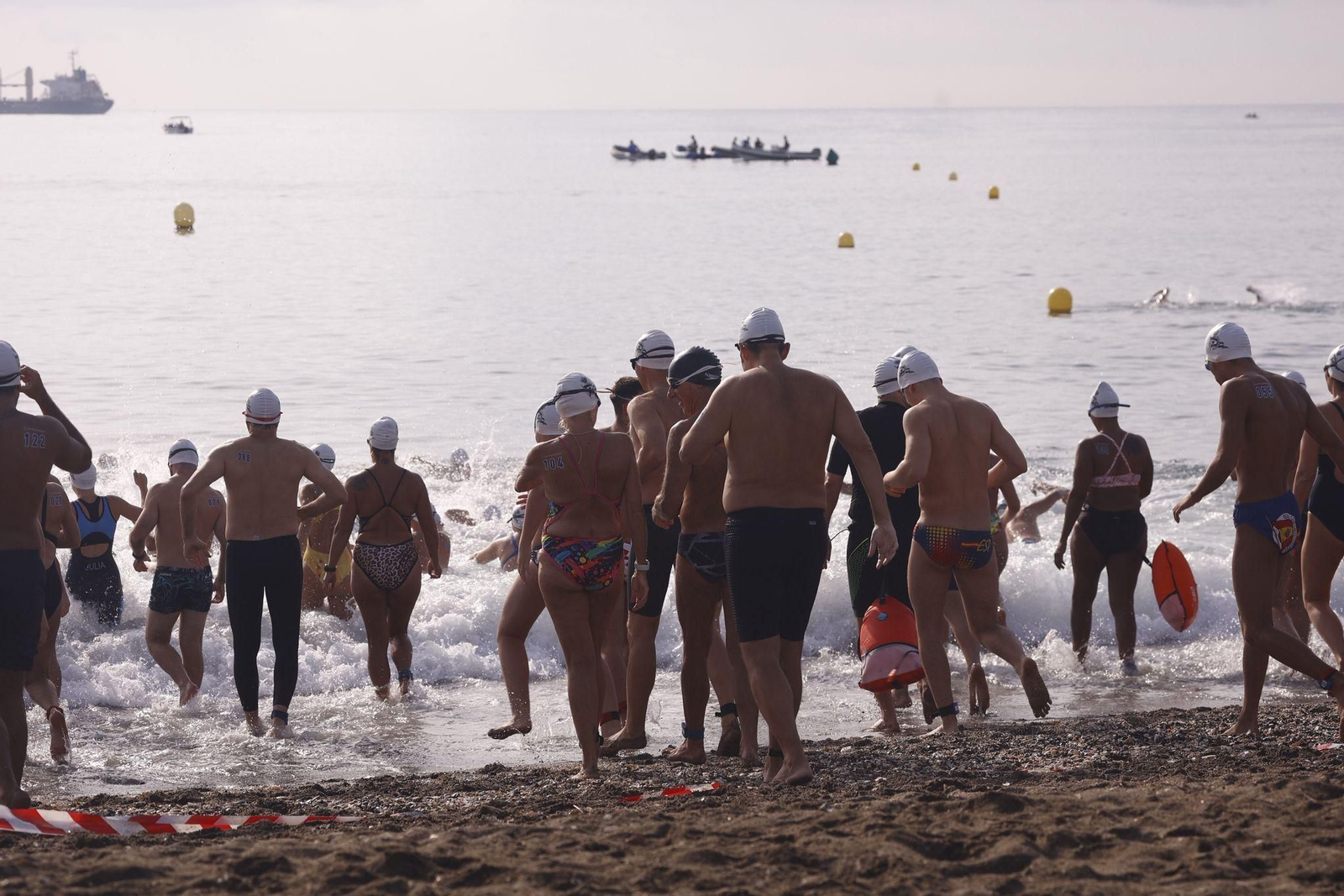 La Travesía a Nado Memorial Tomás García Zamudio de Málaga, en imágenes