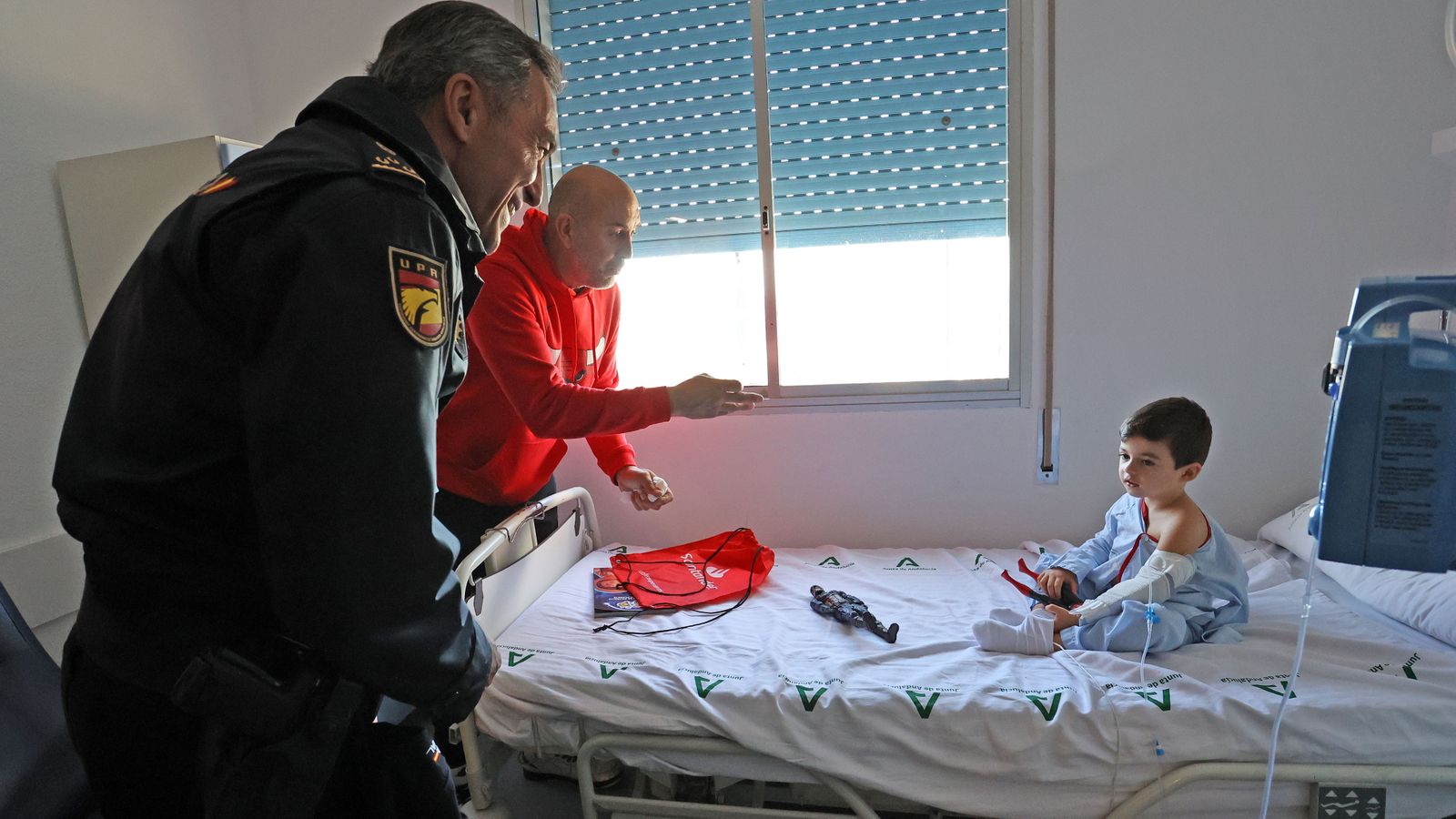La Policía Nacional de Jerez con los niñ@s hospitalizados en el Hospital Universitario