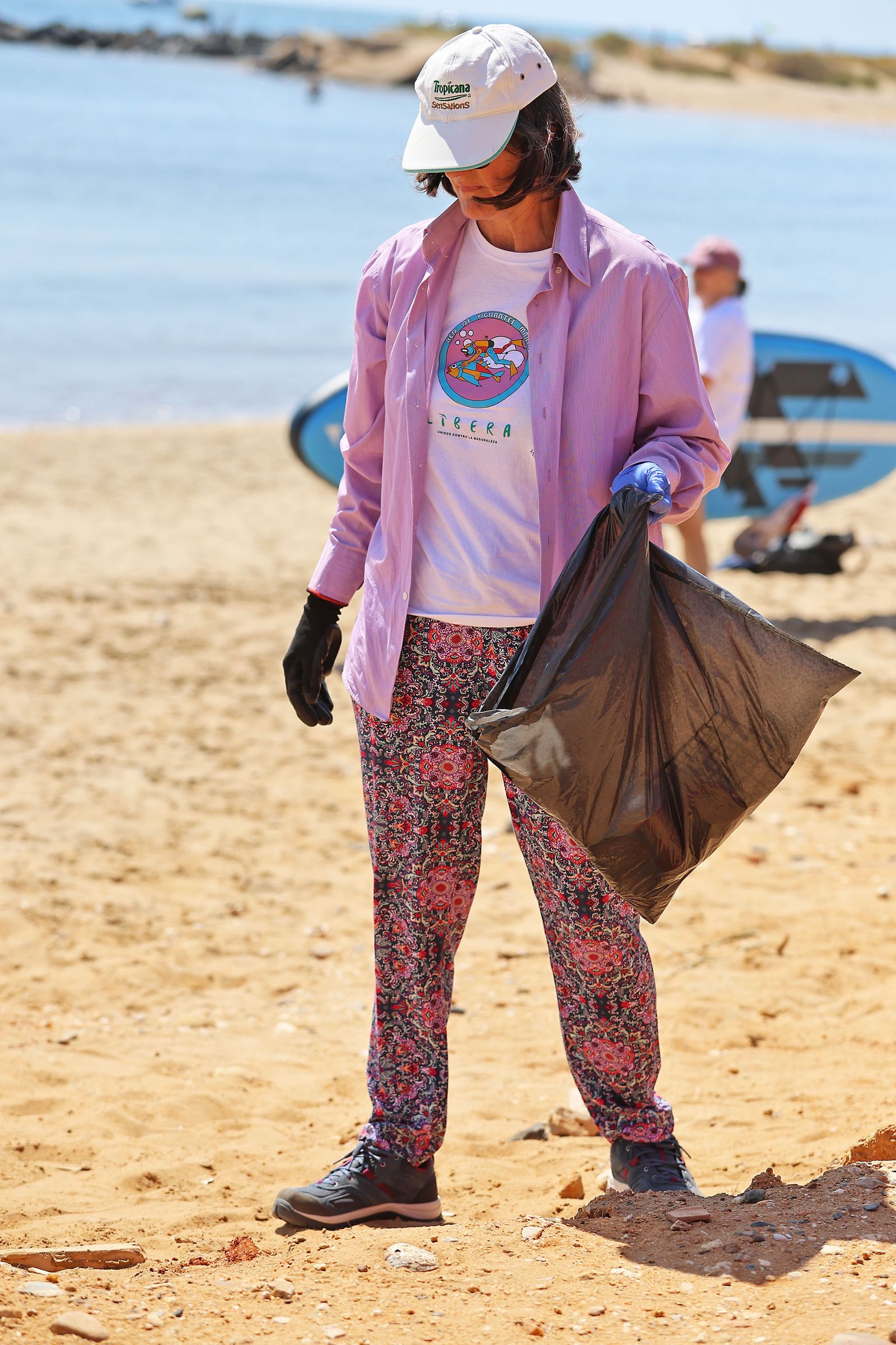 Imágenes de la gran recogida de residuos abandonados en el marco de la octava edición de '1m2 contra la basuraleza'. En la playa de la Canaleta.