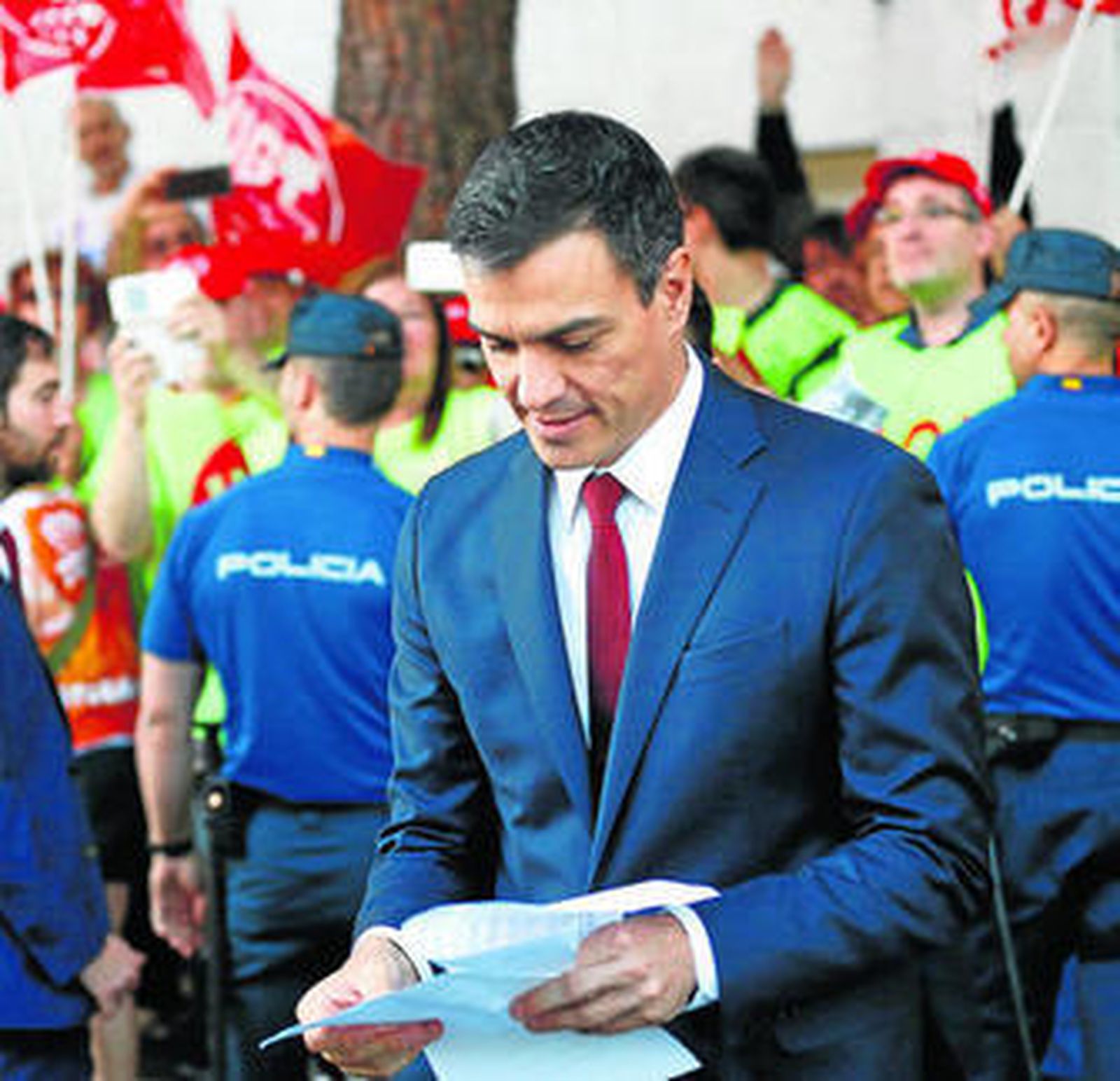 El candidato del PSOE, Pedro Sánchez, se dirige al recinto donde se celebró el debate tras saludar a manifestantes de RTVE.