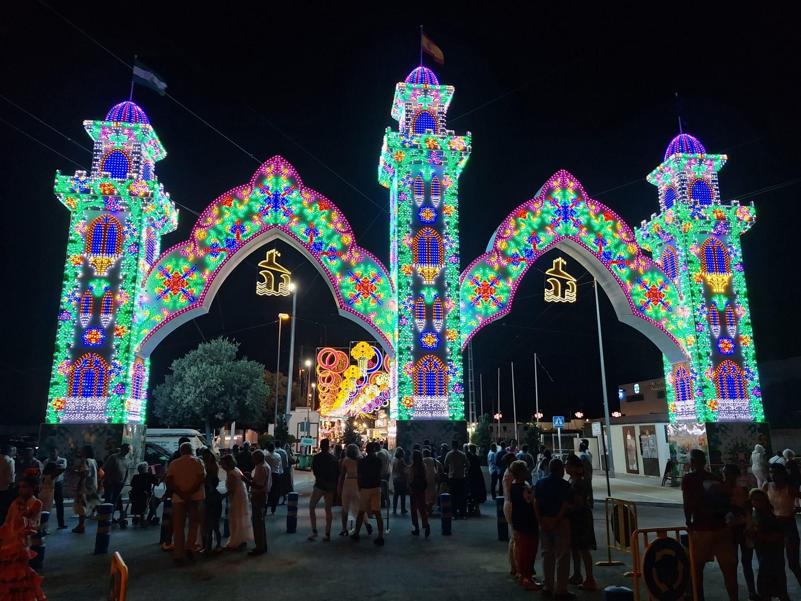 La portada de la Feria Real de Puente Genil, tras el encendido del alumbrado.