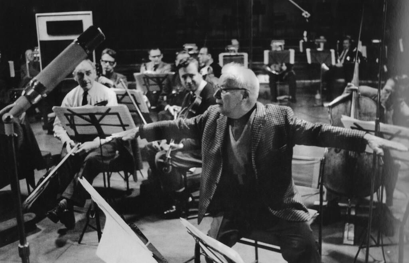 Charles Chaplin dirige la orquesta en una de las grabaciones de sus bandas sonoras. Charles Chaplin dirige la orquesta en una de las grabaciones de sus bandas sonoras.
