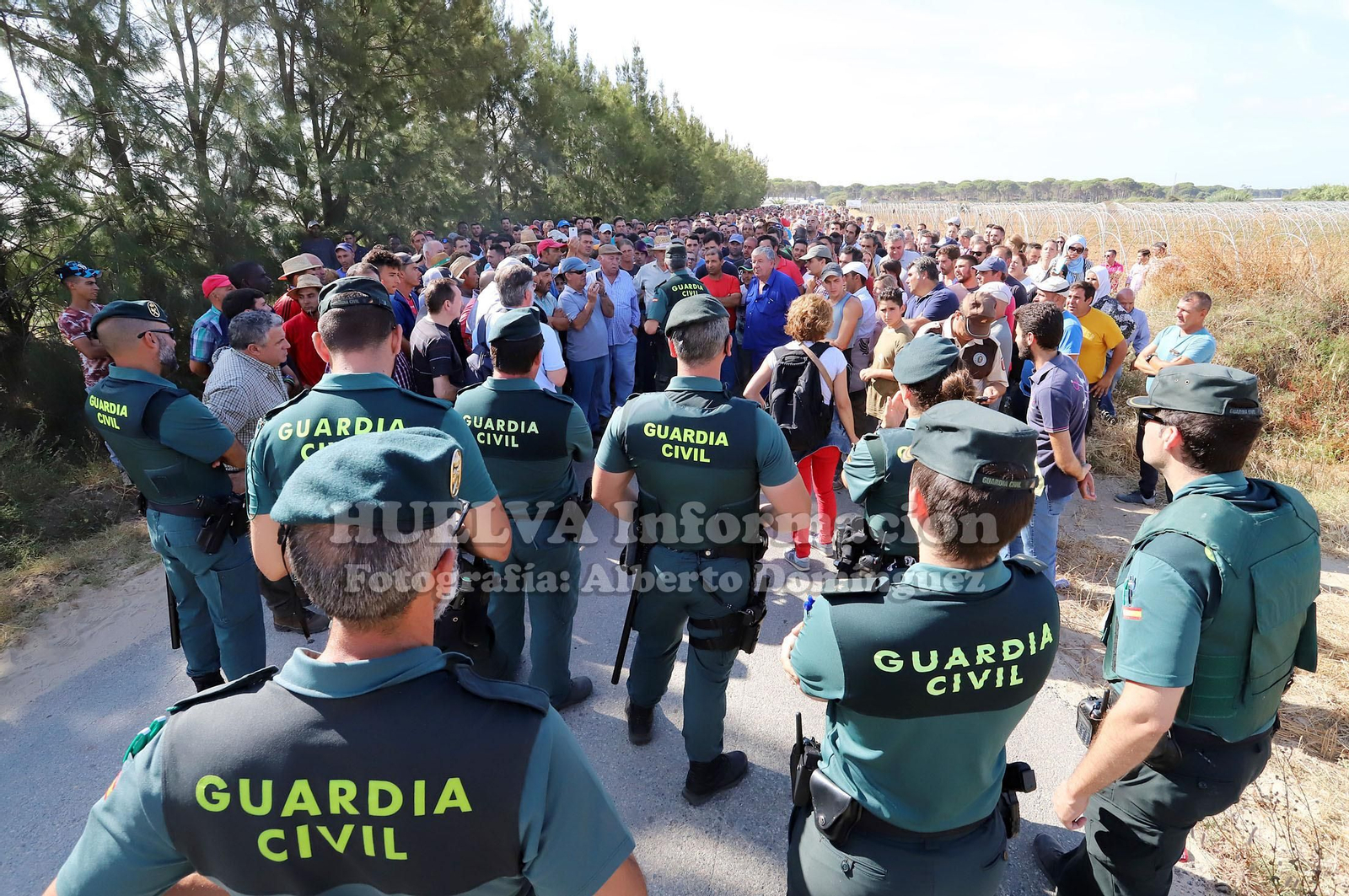 Imágenes de la movilización en Lucena para impedir el cierre de pozos