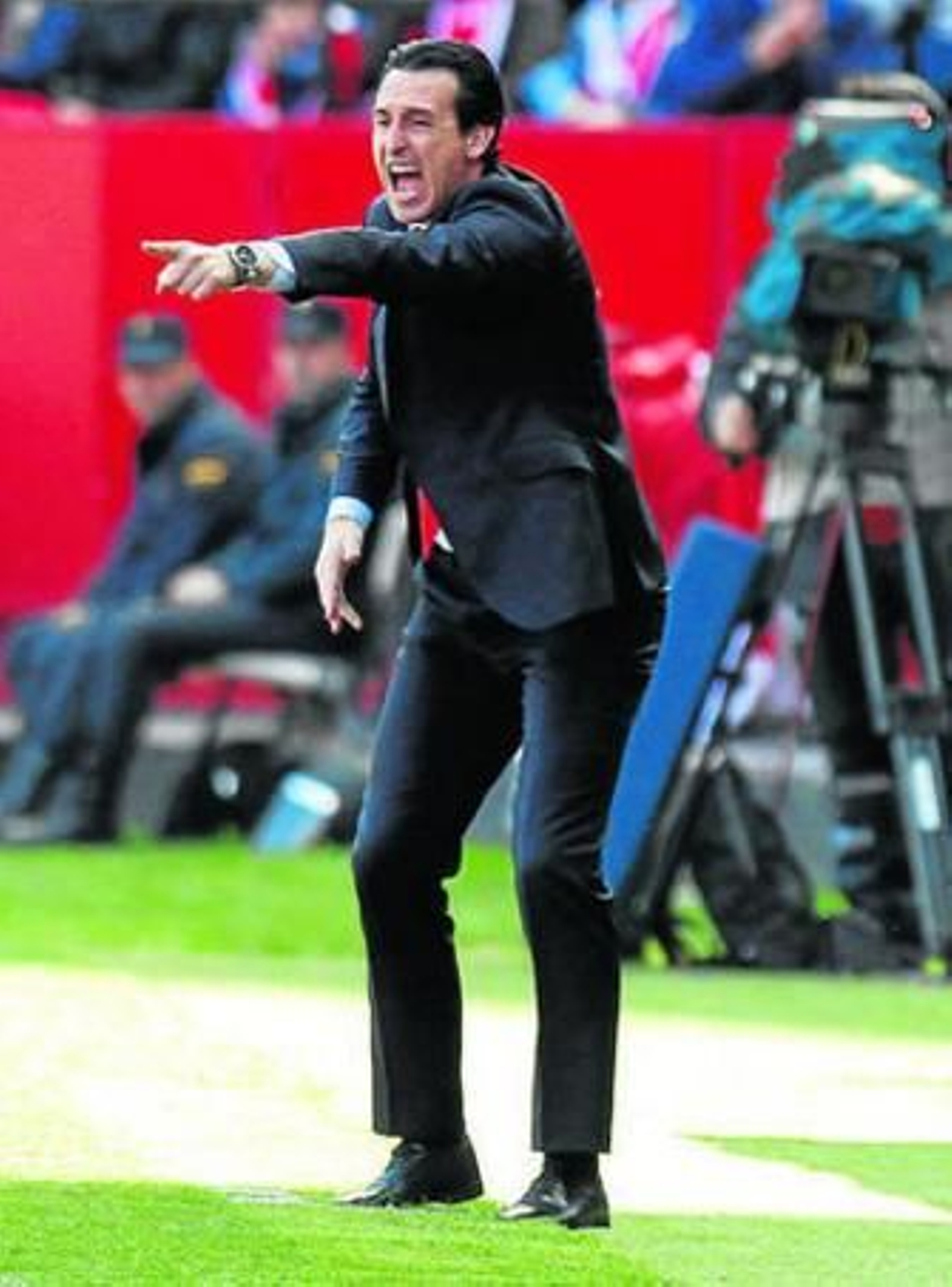 Unai Emery vive intensamente el choque desde la banda.