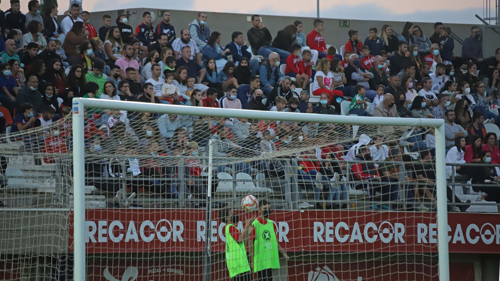El Fondo Norte, casi lleno en el último partido en el Nuevo Mirador.