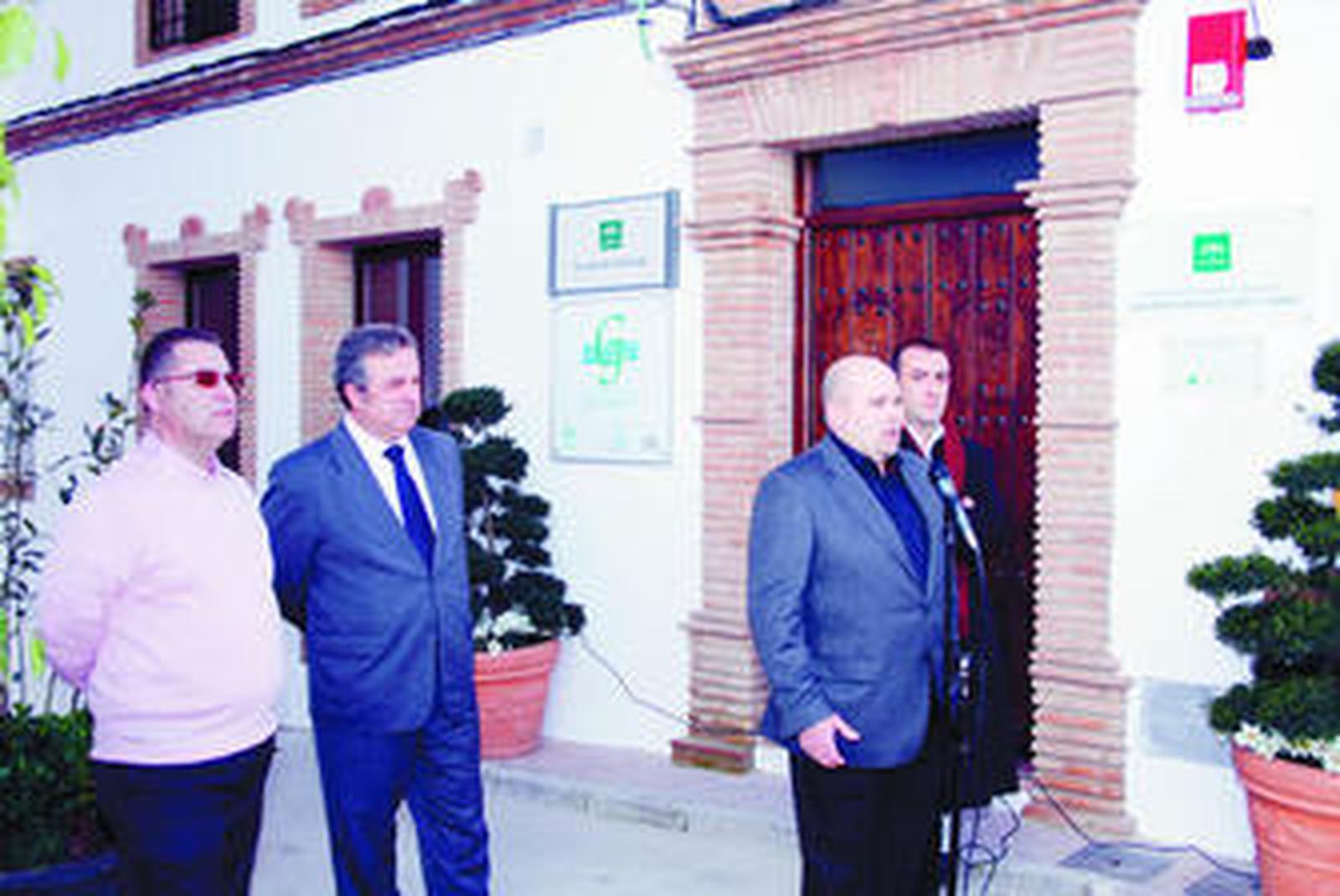 Benito Carrillo, hablando en el centro, junto a Salvador Pendón.