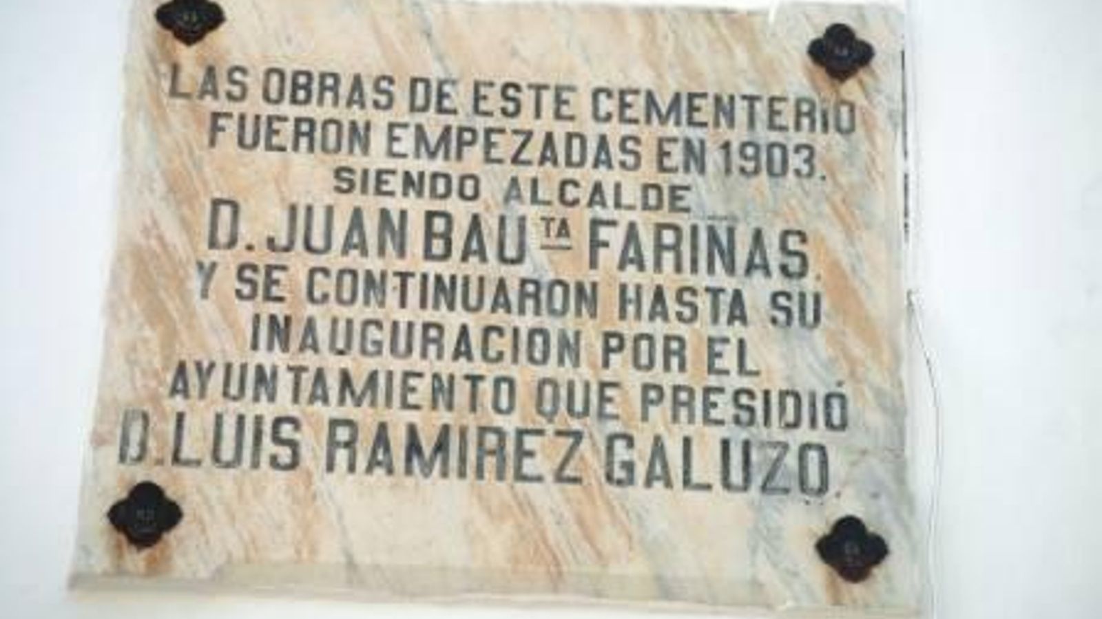 Placa en la entrada del cementerio.