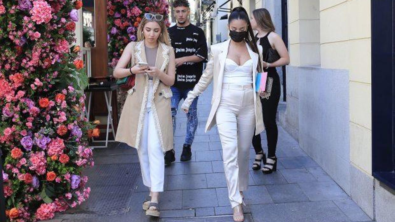 Juls, con Tommy Rossi y su hermana, a la salida del restaurante donde almorzaron juntos.