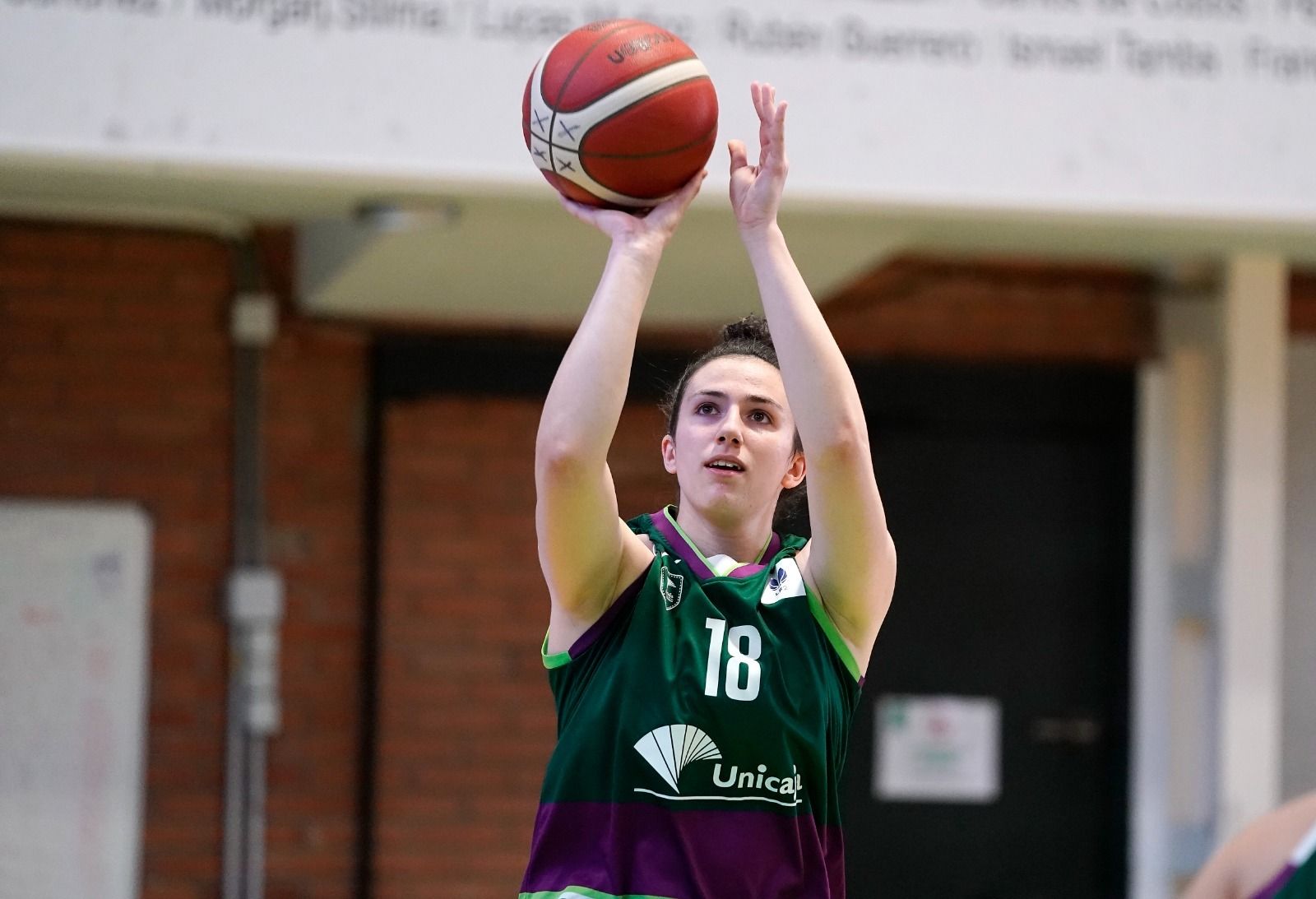 María Torreblanca lanza a canasta en Los Guindos.