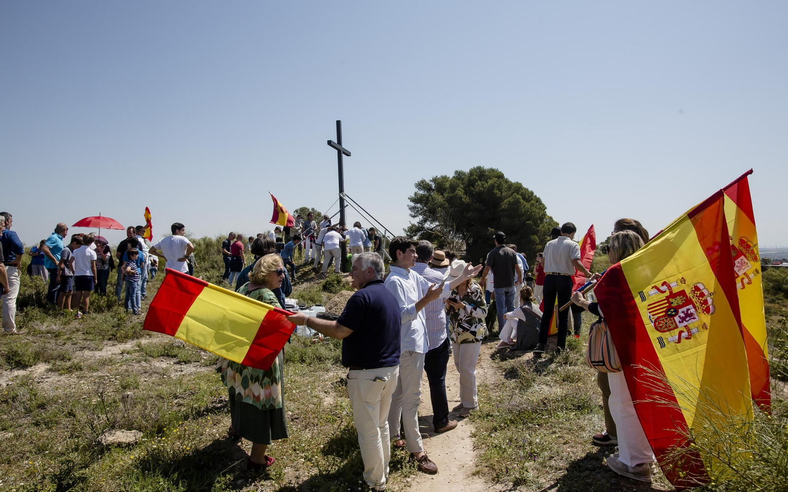Imágenes del izado de la gran cruz de hierro del Camino de Santiago en la sierra de San Cristóbal