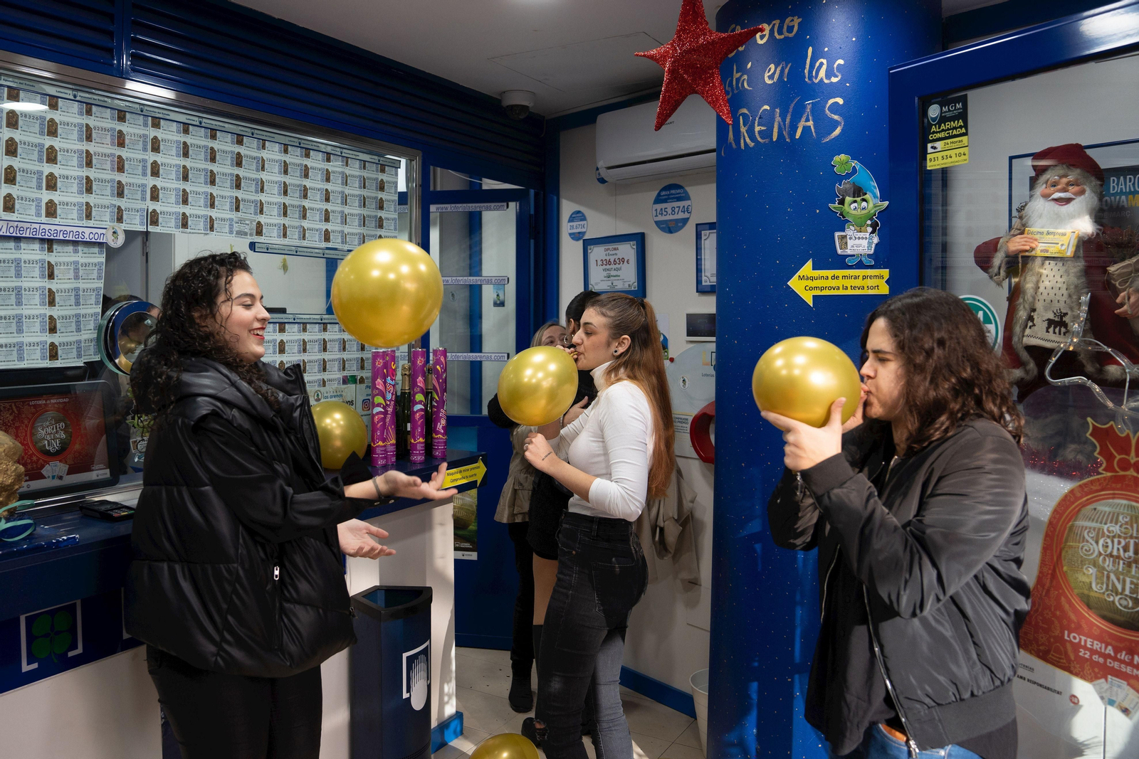 Celebraciones de los premiados con la Lotería de Navidad en España Celebraciones de los premiados con la Lotería de Navidad en España