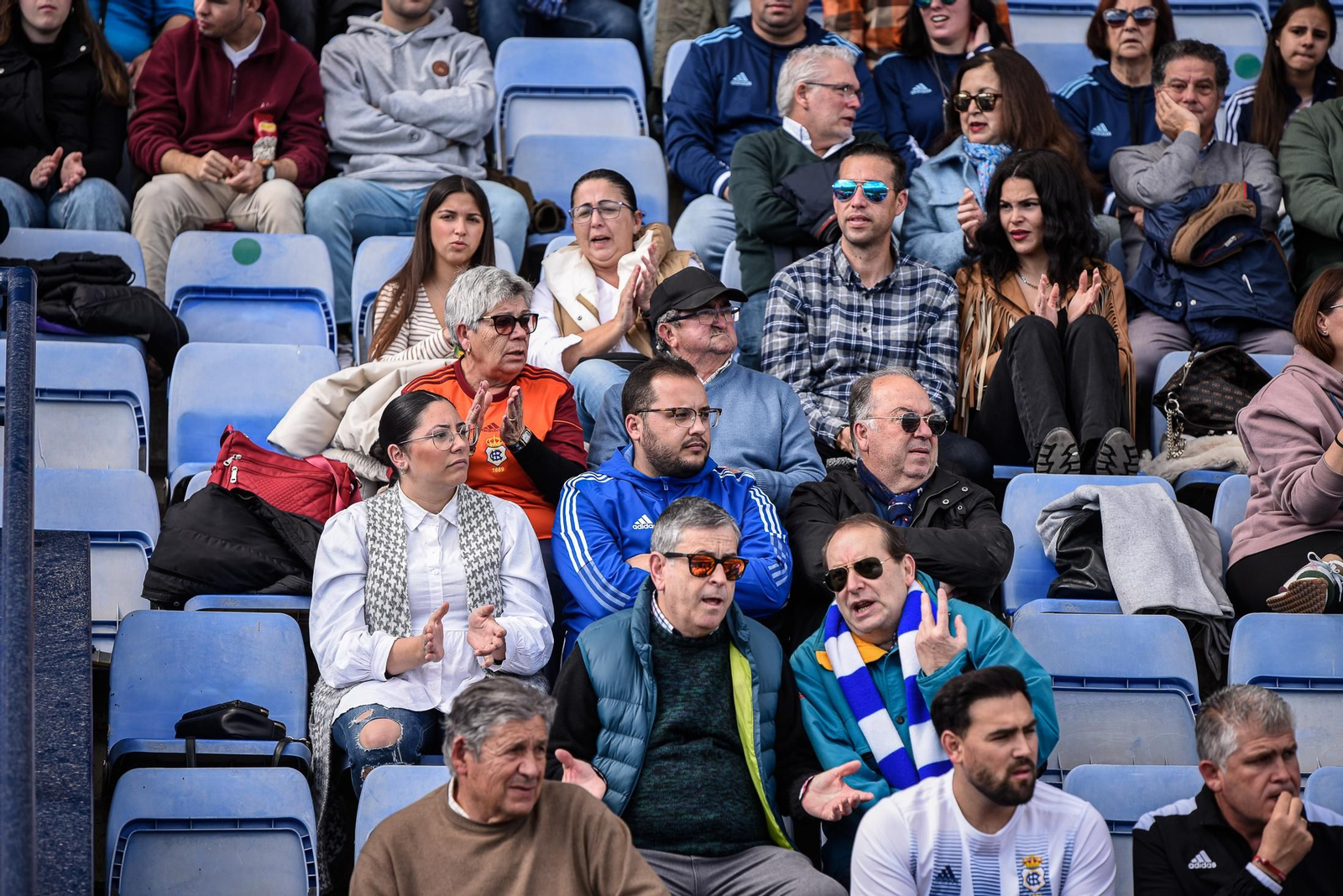 Imágenes de la afición en el Colombino en el Recreativo - Antequera