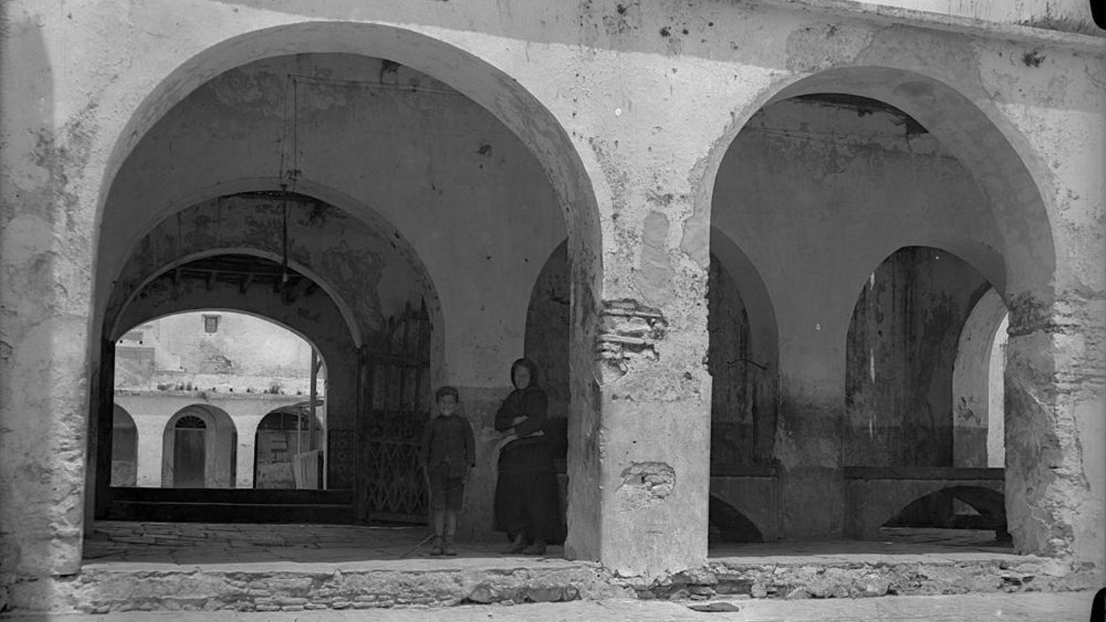 Entrada a la primitiva plaza de abastos por la pescadería desde la plaza de San Julián. Entrada a la primitiva plaza de abastos por la pescadería desde la plaza de San Julián.