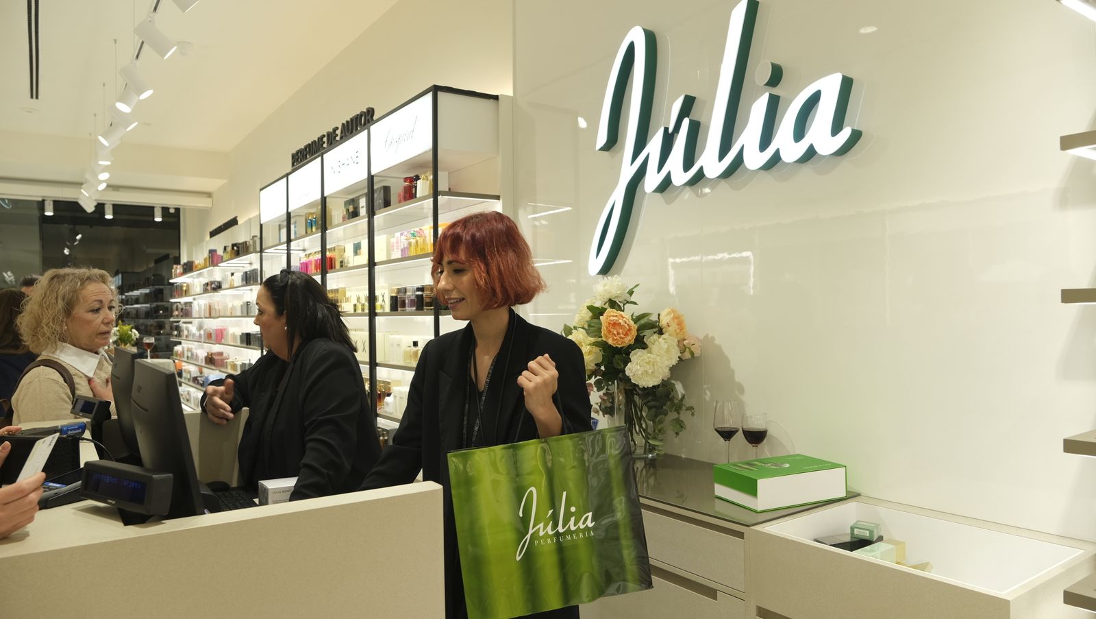 Perfumería Júlia abre de nuevo sus puertas, en Almería