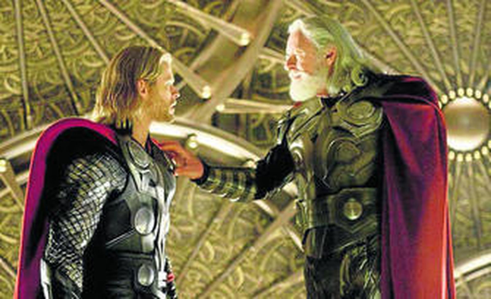 Chris Hemsworth y Anthony Hopkins, en una escena de la película.