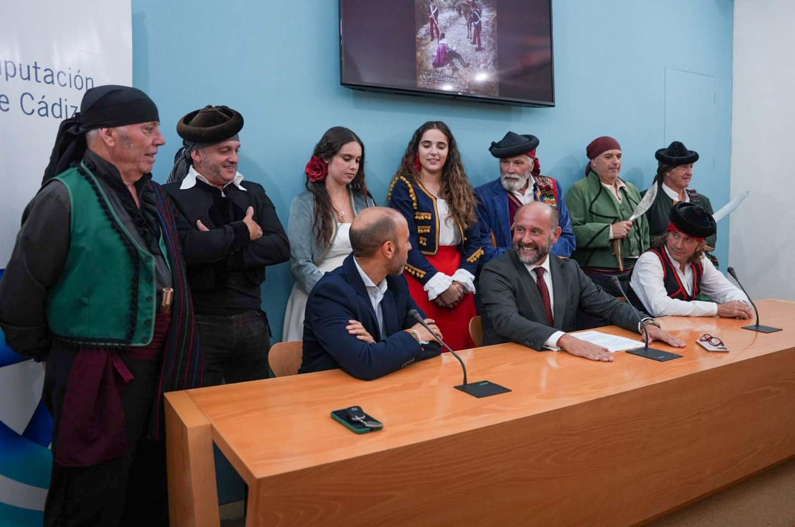 Varios figurantes participan en la presentación de la Recreación Histórica Sangre y Amor en la Sierra en la Diputación de Cádiz.