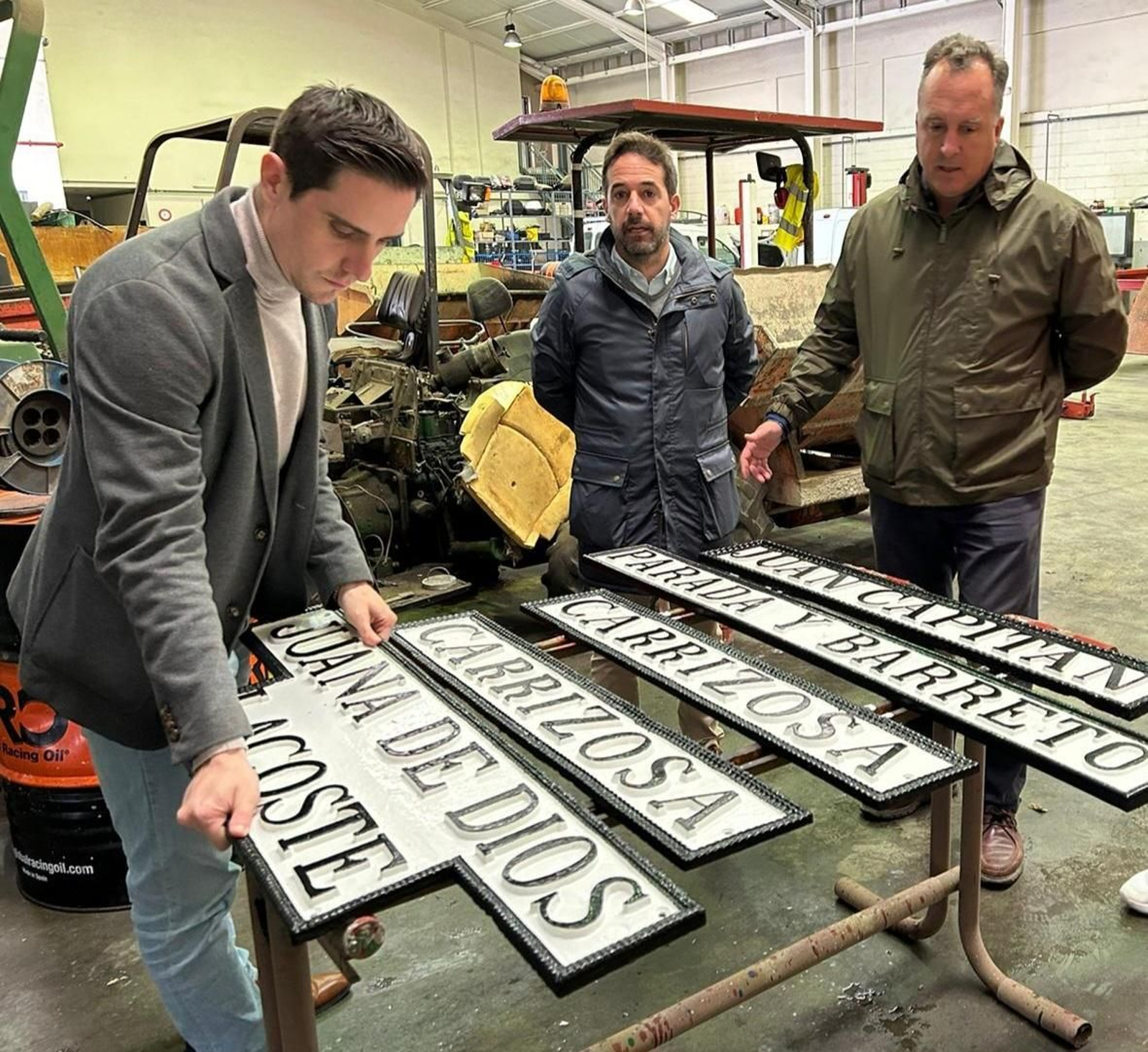 Jaime Espinar, con los rótulos del callejero histórico de la ciudad.