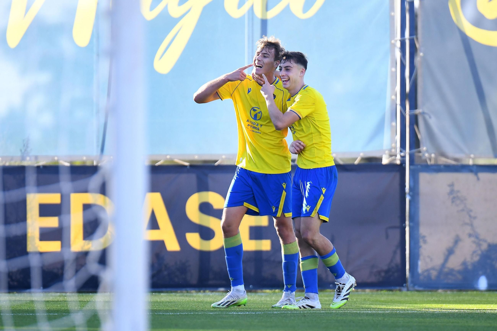 José González celebra el primer gol del Cádiz CF Mirandilla frente al Bollullos.