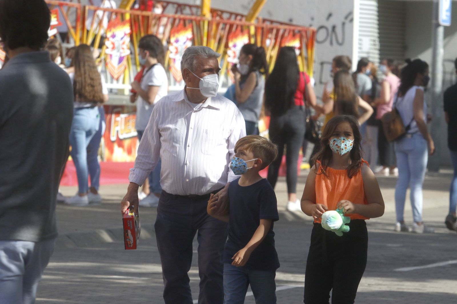 Primera jornada en el parque de atracciones de El Arenal, en imágenes
