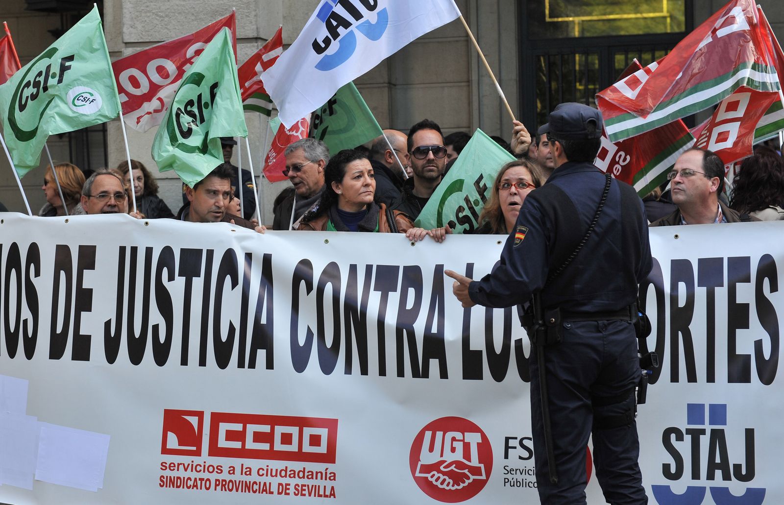 Manifestación de funcionarios de Justicia ante la Audiencia de Sevilla