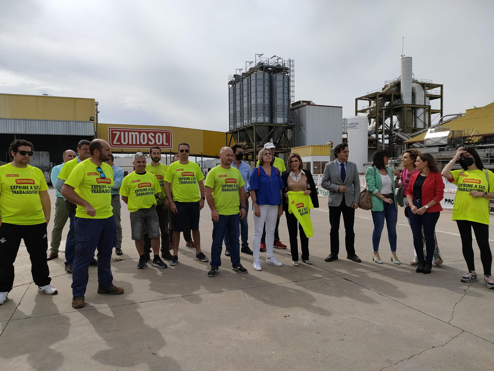 La consejera de Empleo visita a los trabajadores de Zumosol en su encierro.