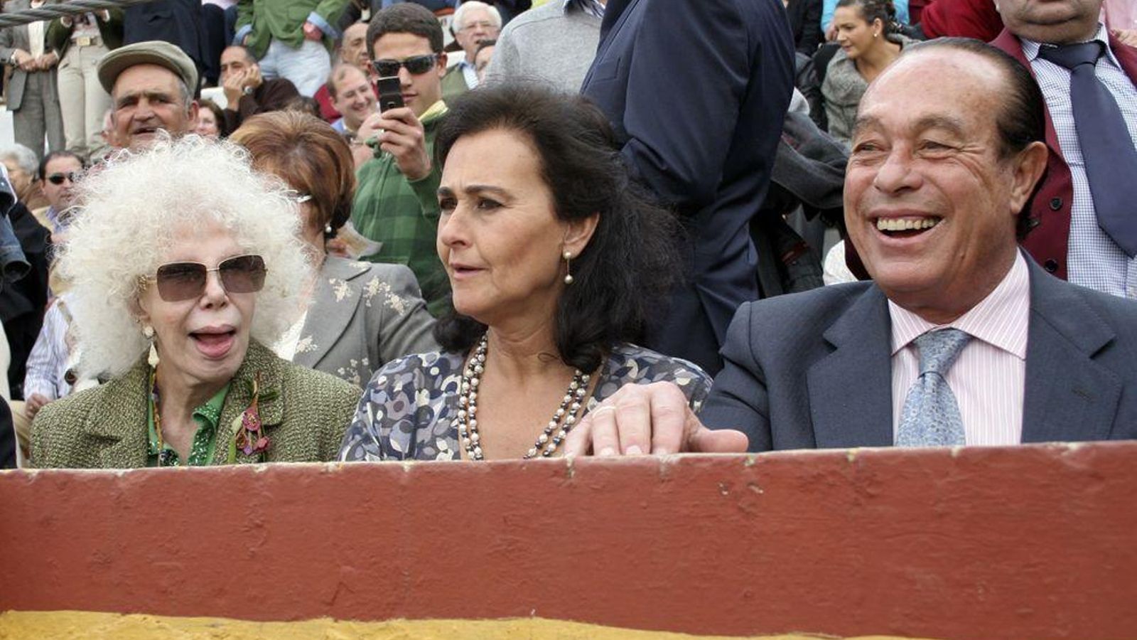 Carmen y Curro, junto a la desaparecida duquesa de Alba, en una plaza de toros.