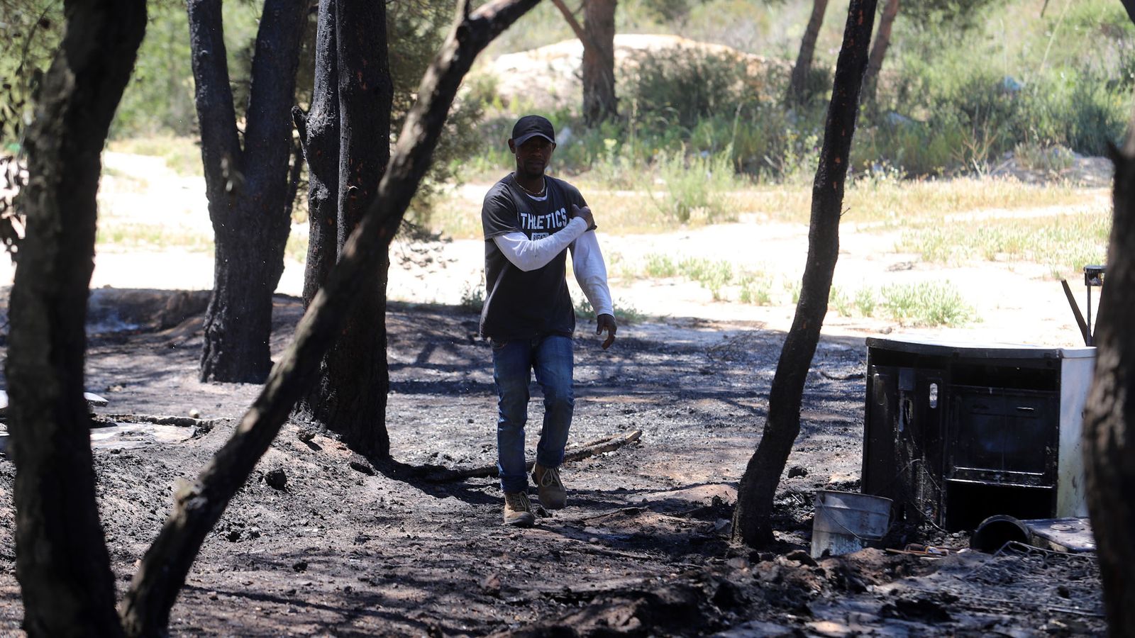 Uno de los residentes en el asentamiento.